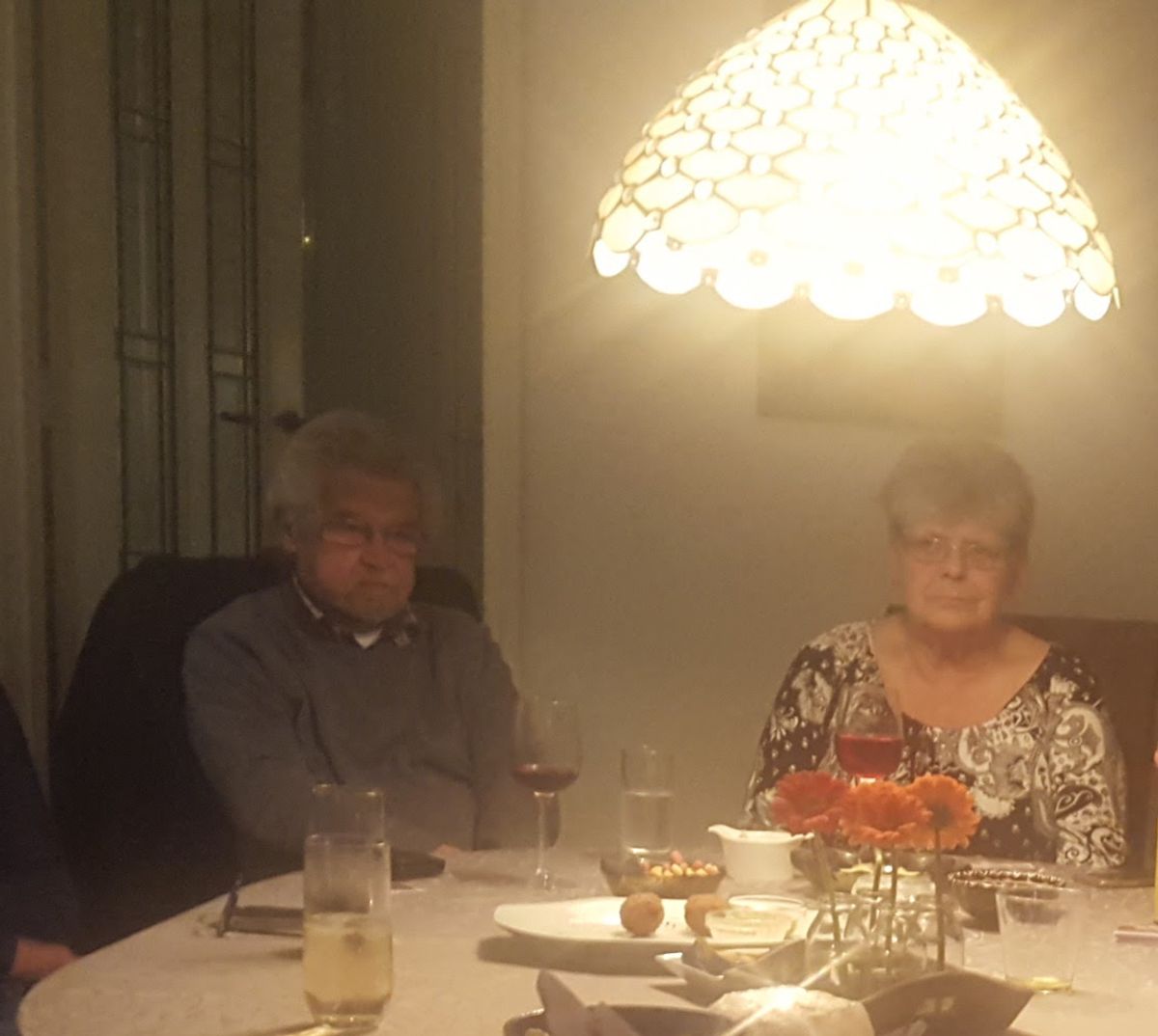 Links Ome Ros, rechts Tante Aal
