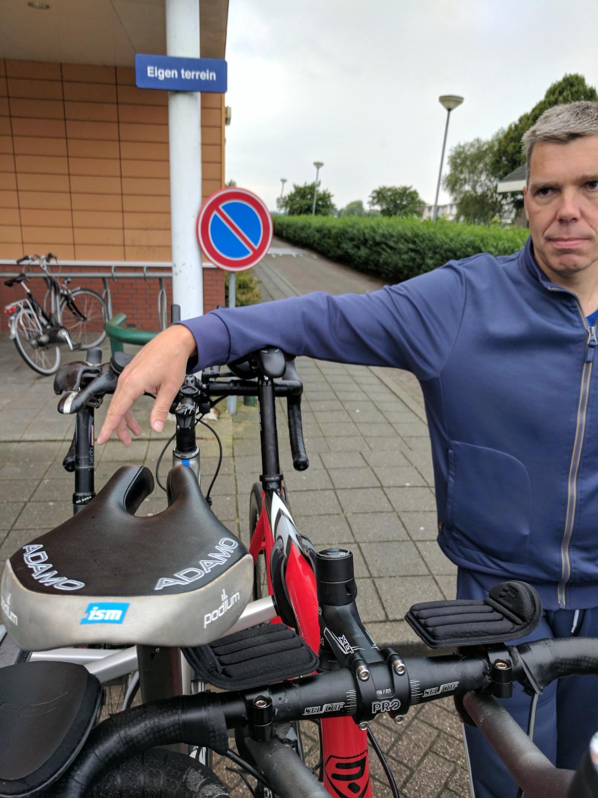 Als je altijd op het podium staat, krijg je daarvoor een speciale vermelding op je fiets. Dit is Jan S. (schuilnaam)