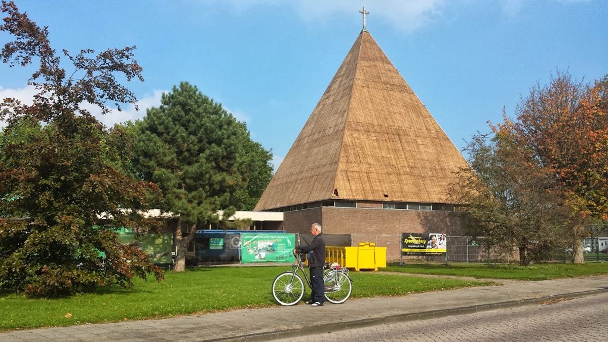 Het Kruispunt in Volendam is niet meer. De piramide wordt gesloopt.