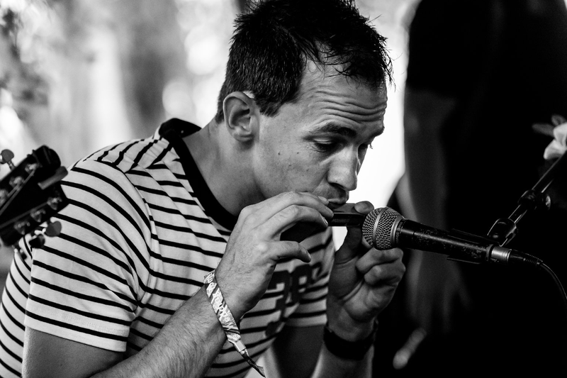 Debuut op de mondharmonica tijdens bruiloft Tom Tuip en Yalou de Boer – Tuip