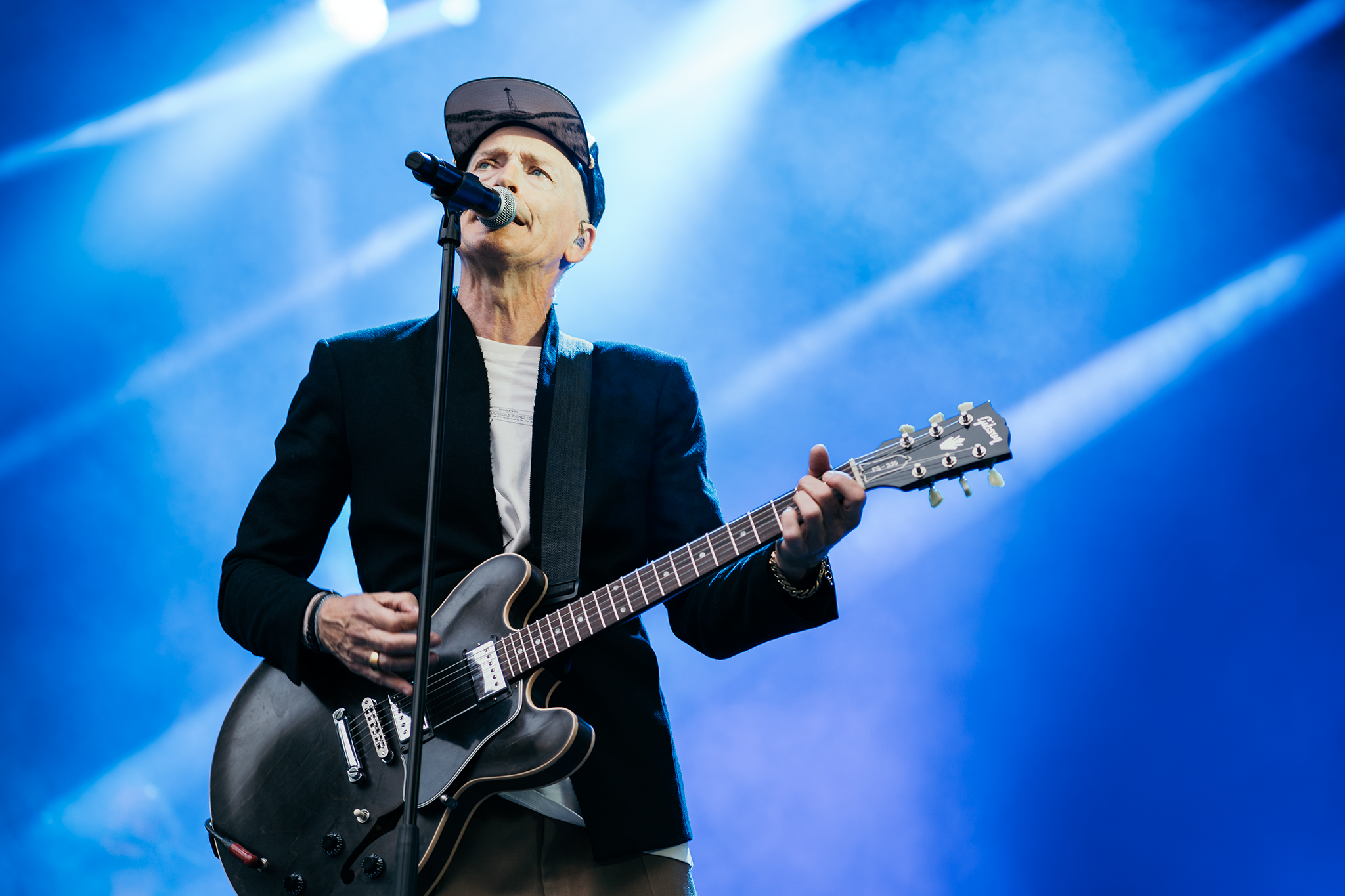 Mann med gitar og mikrofon