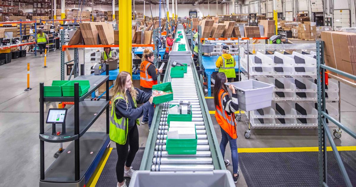 Warehouses: Logistics center, locations & alternatives - hellotax  Blog