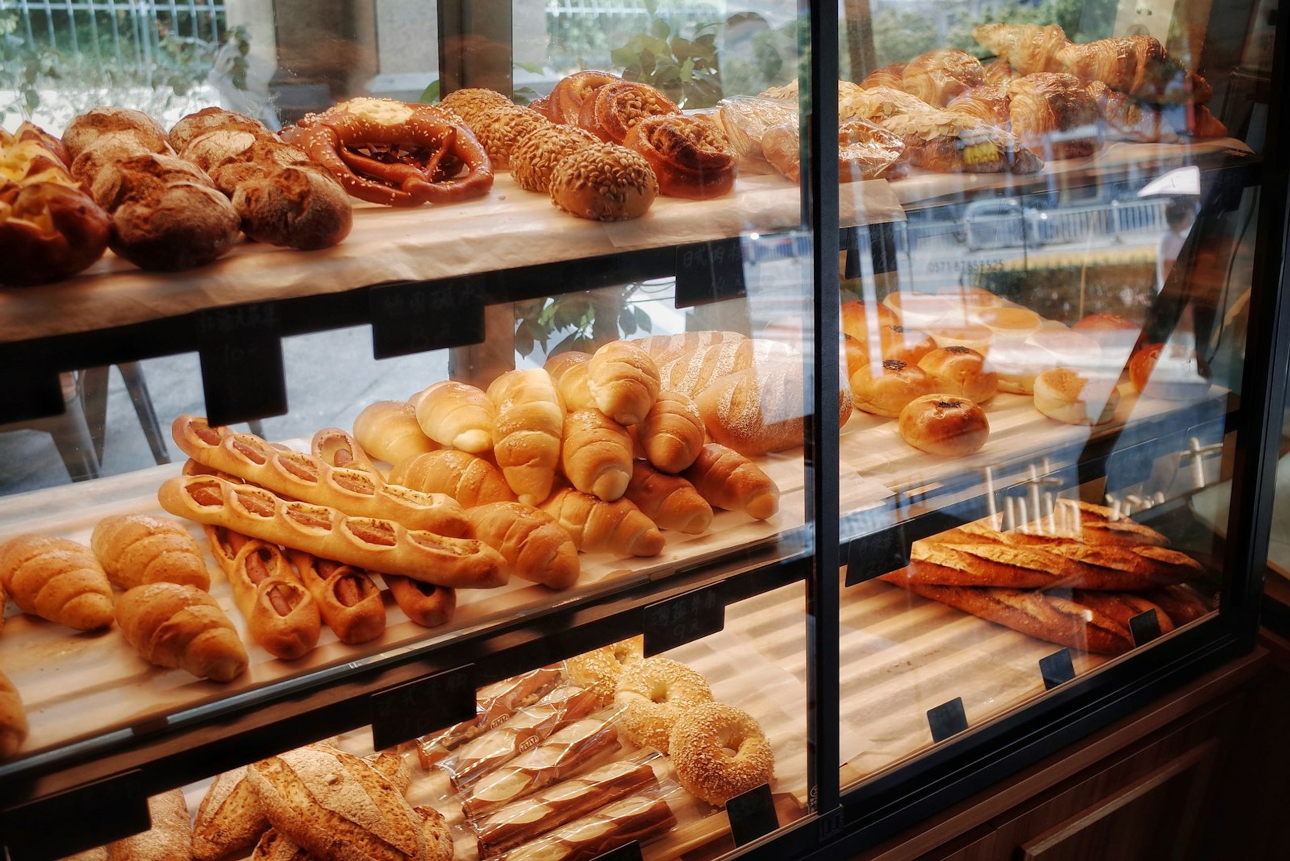 Vetrina di una panetteria con pane e lievitati esposti