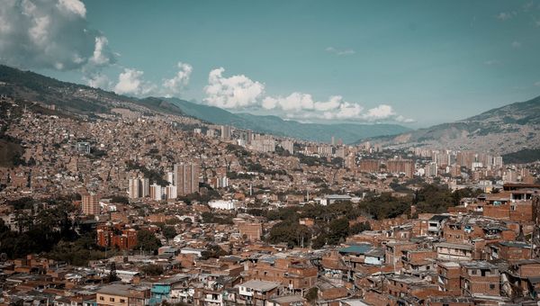 Colombia Rental Income Taxation for Foreign Property Owners: Retencion en la Fuente and DIAN Filing