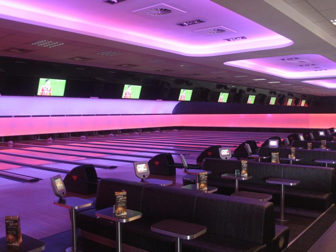 Bowlingbahnen mit gemeinsamem Sitzbereich in der Bowling Lounge MG.