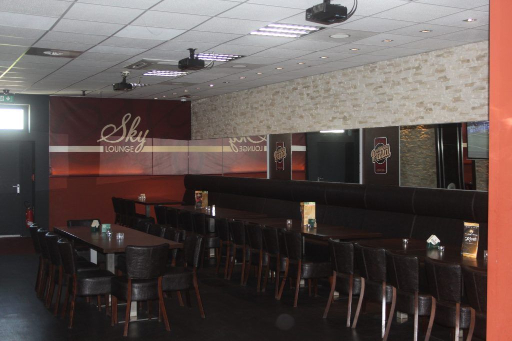 Tables and seating in the Sky Lounge in Mönchengladbach.