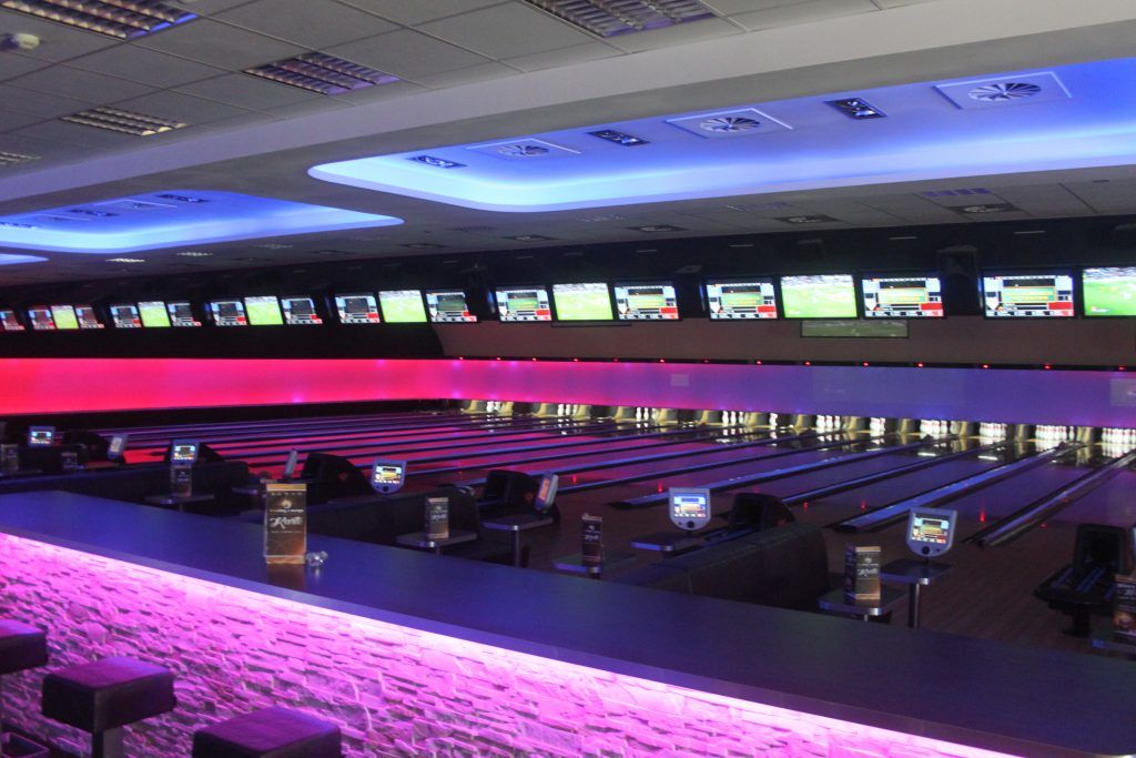 Bowlingbahnen mit Bildschirmen in der Bowling Lounge MG.