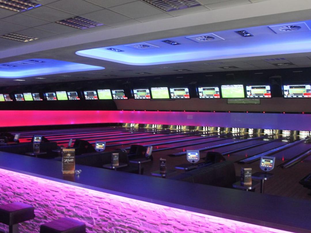 Bowlingbahnen mit Bildschirmen in der Bowling Lounge MG.
