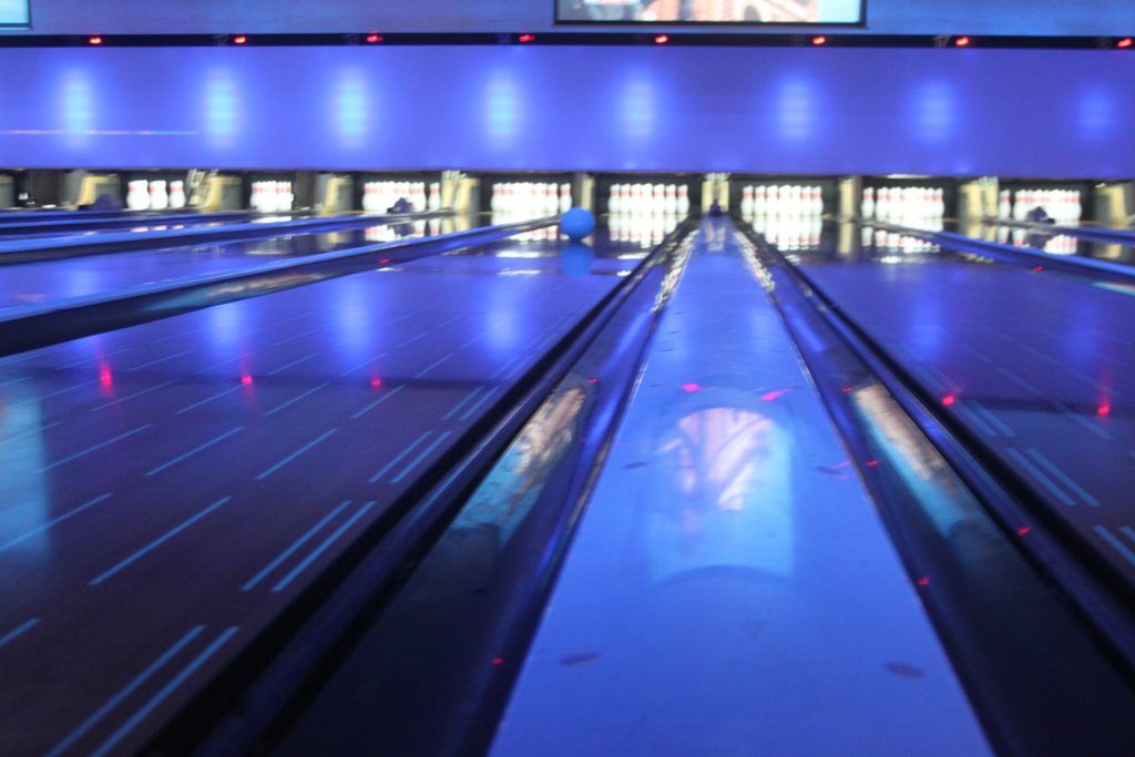Blick über eine Bowlingbahn in der Bowling Lounge MG.
