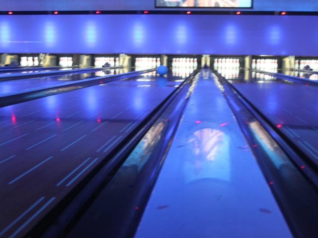 Blick über eine Bowlingbahn in der Bowling Lounge MG.