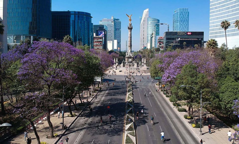 Paseo de la Reforma con sus monumentos y camellones