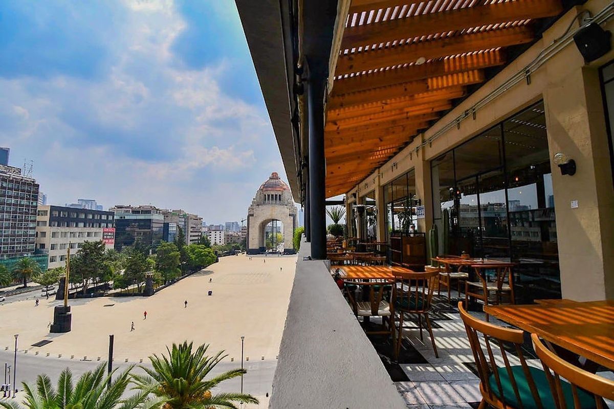Terraza Cha Cha Chá con vista al Monumento a la Revolución