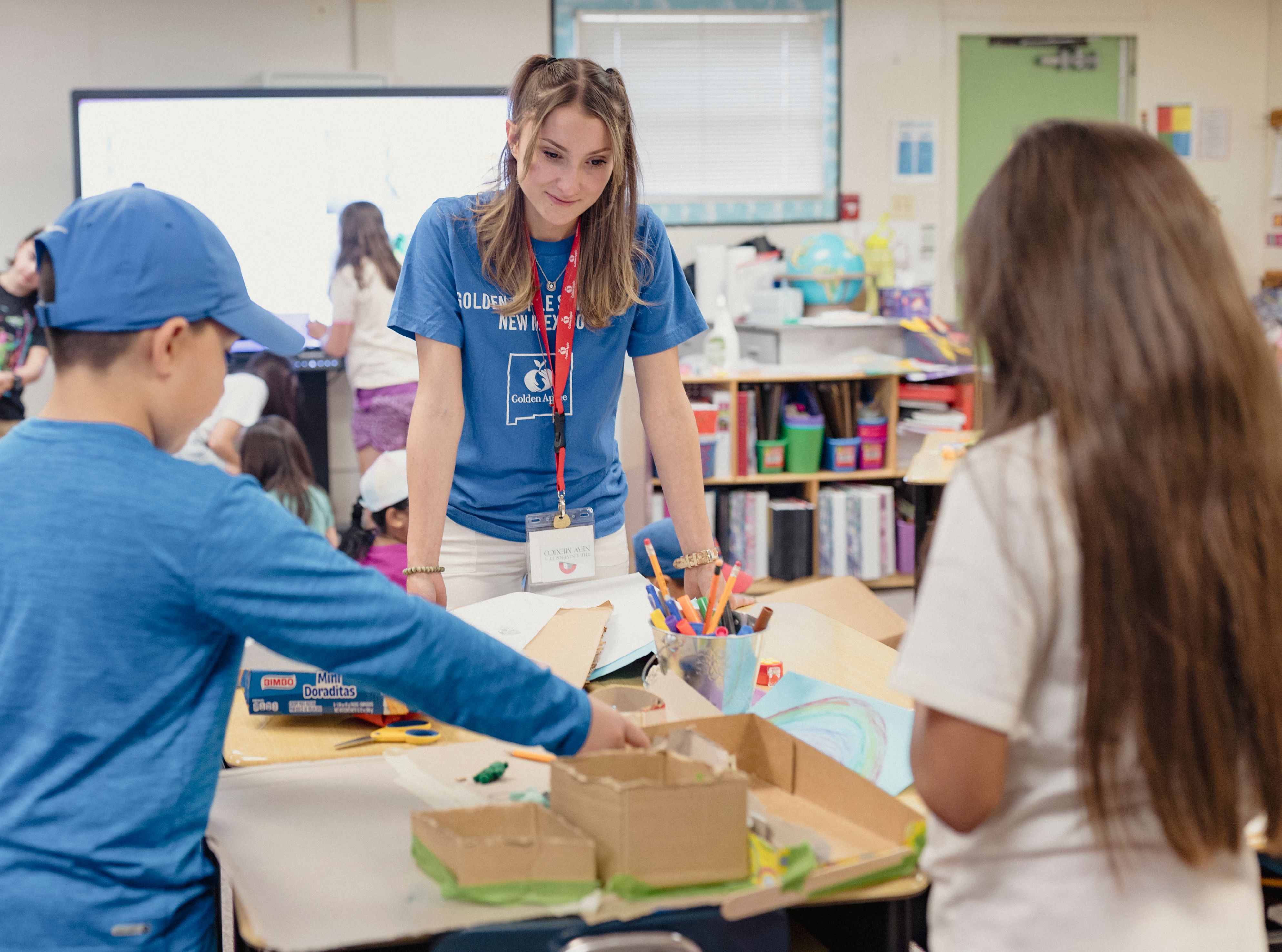 A Golden Apple Scholar working with elementary students on a classroom project