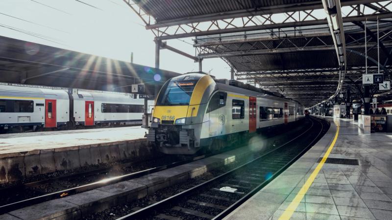 A train sat at a train station platform