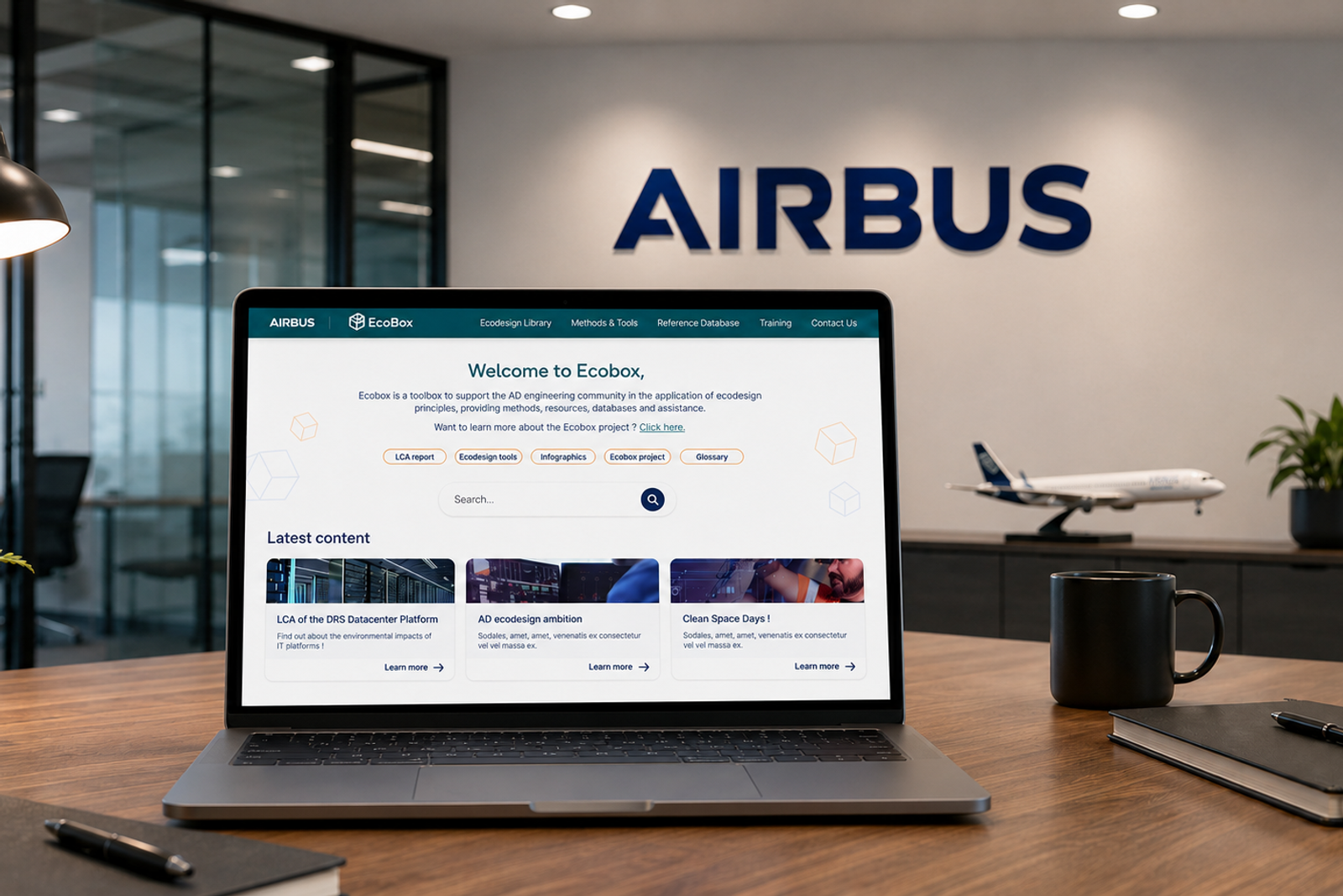 Mockup de la plateforme ECOBOX d’Airbus affichée sur un ordinateur portable dans un environnement de bureau.