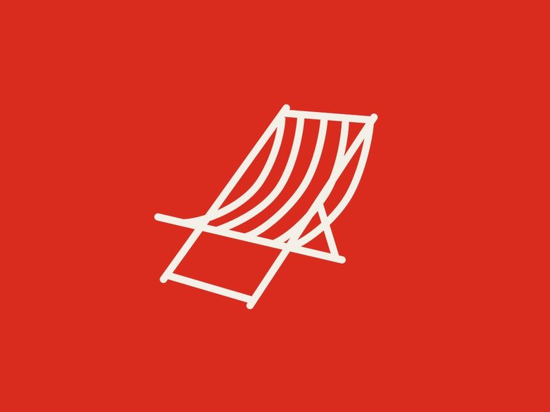 Illustration d'une chaise longue de l'identité visuelle Café Planplan faite à la main, beige sur fond rouge.