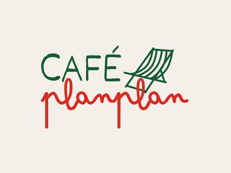 Logo principal de l’identité visuelle Café Planplan vert et rouge sur un fond beige.