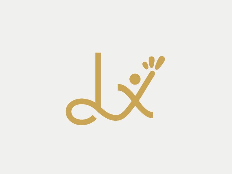 Monogramme doré de Lynxeas sur fond ocre, associant les initiales de la marque à une silhouette humaine stylisée.