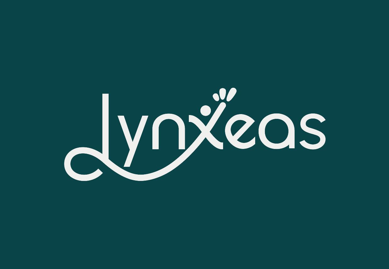 Logo blanc de Lynxeas sur fond vert foncé, intégrant une silhouette humaine stylisée au cœur du lettrage.