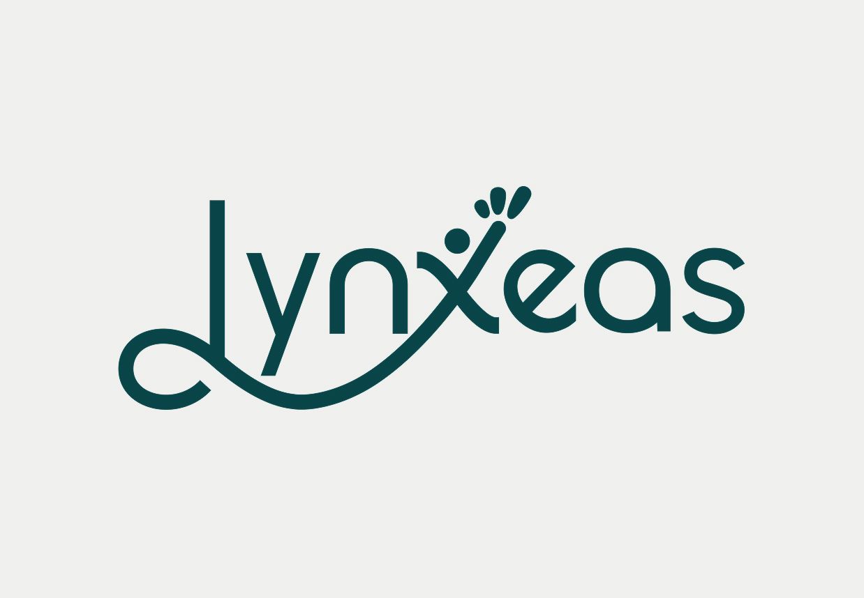 Logo principal de l'identité visuelle de Lynxeas en vert foncé sur fond blanc cassé.