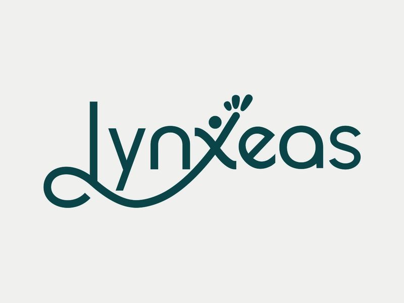 Logo principal de l'identité visuelle de Lynxeas en vert foncé sur fond blanc cassé.
