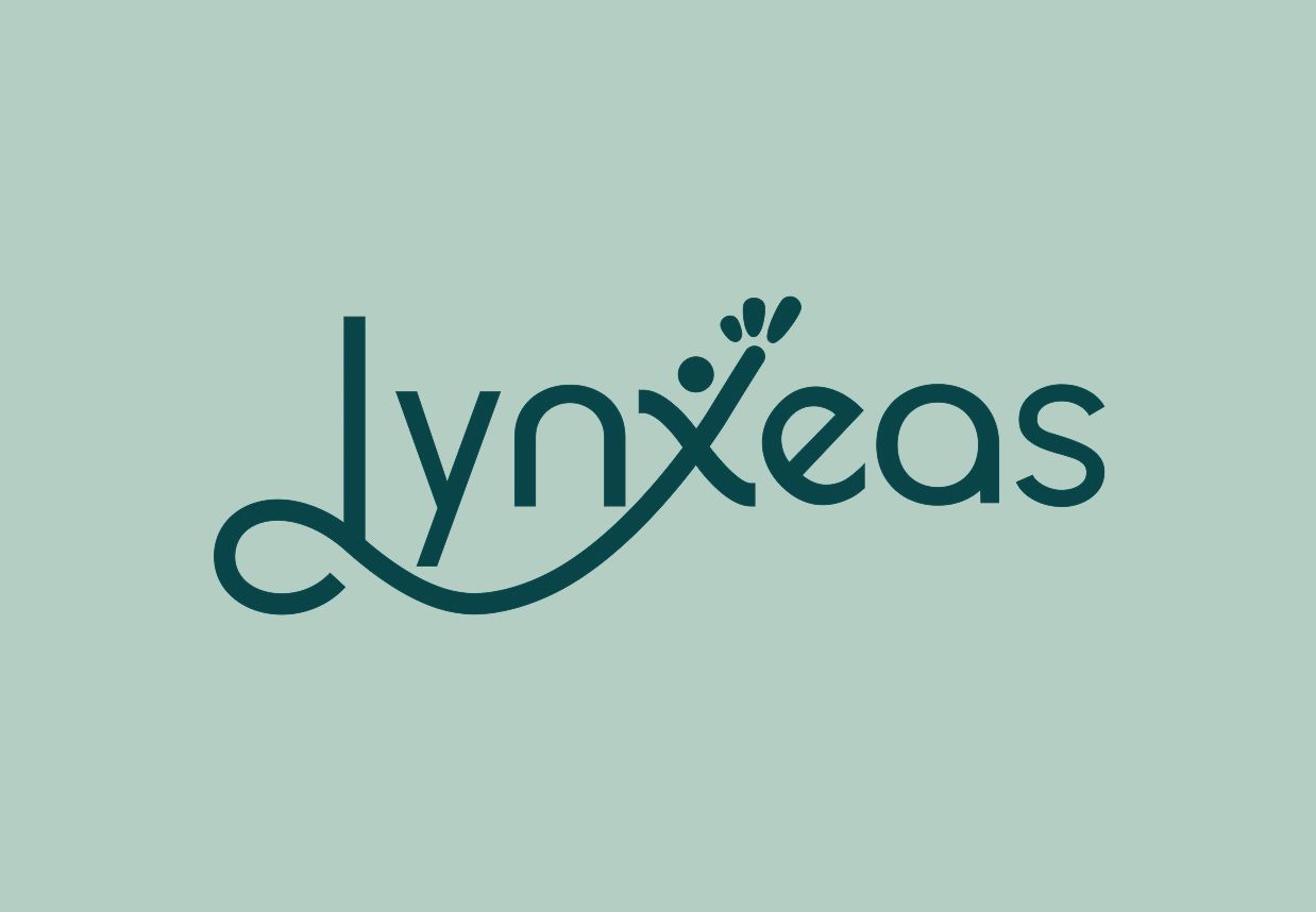 Logo blanc de Lynxeas sur fond vert clair, intégrant une silhouette humaine stylisée au cœur du lettrage.