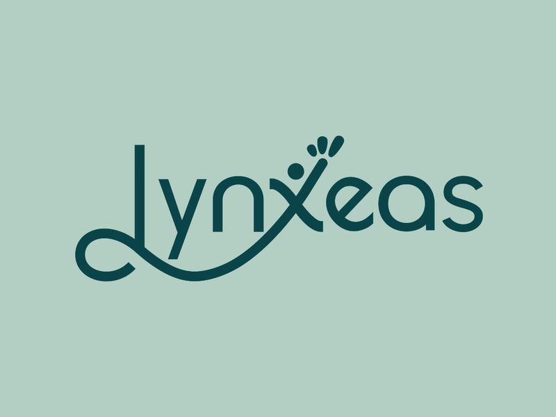 Logo blanc de Lynxeas sur fond vert clair, intégrant une silhouette humaine stylisée au cœur du lettrage.