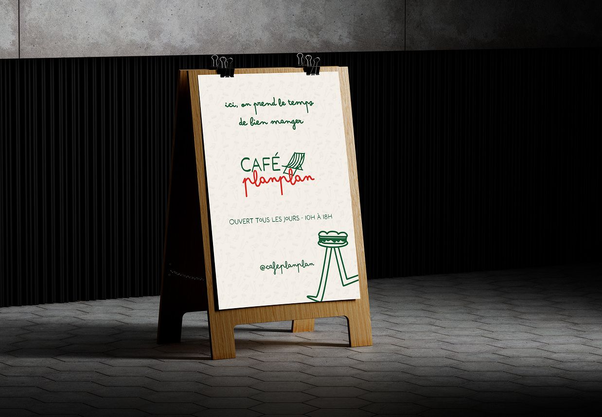 Chevalet en bois installé devant le Café Planplan, présentant son identité visuelle dessinée à la main et ses horaires d’ouverture.