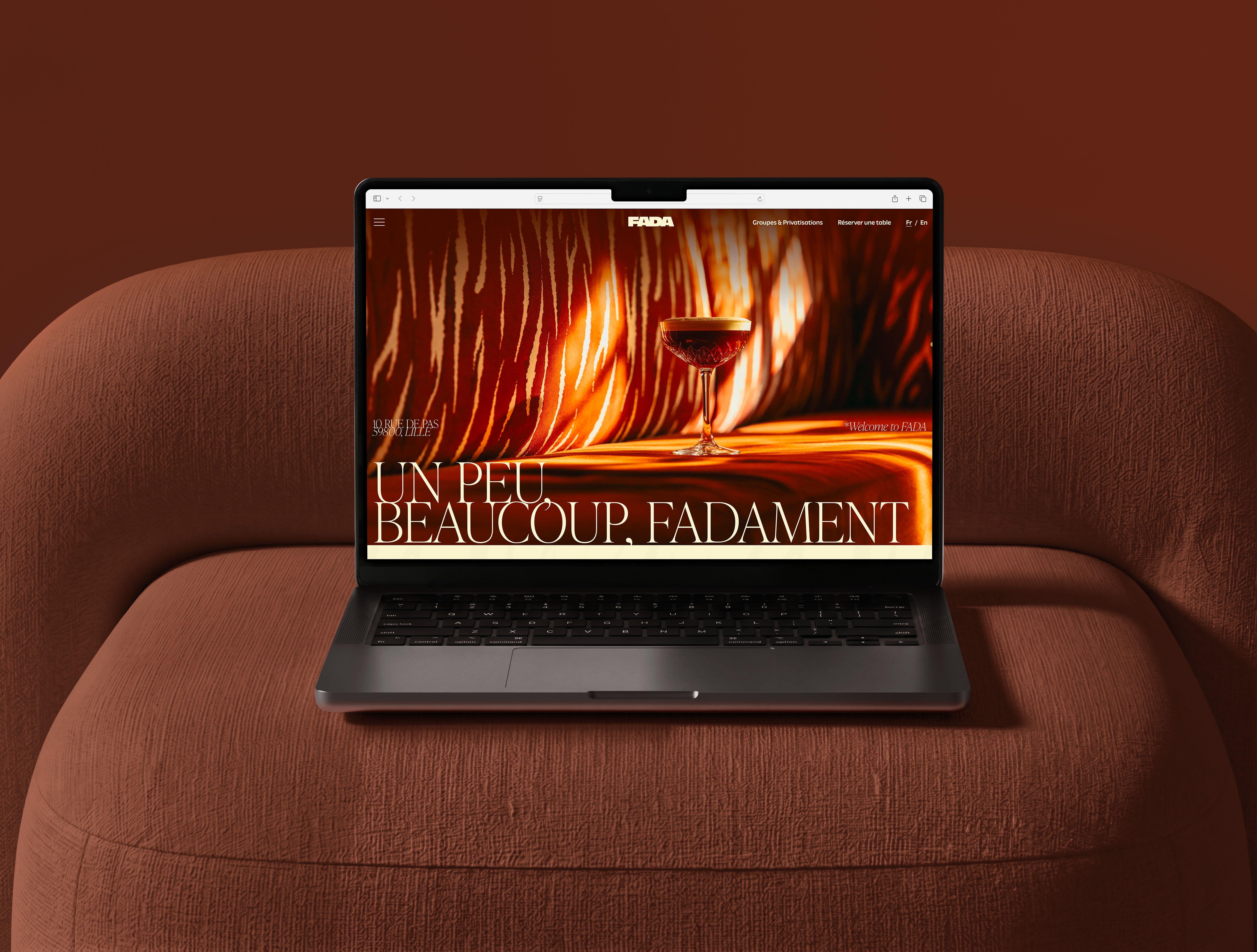 Mockup du site web du FADA affiché sur un ordinateur portable, présentant la page d’accueil du restaurant.