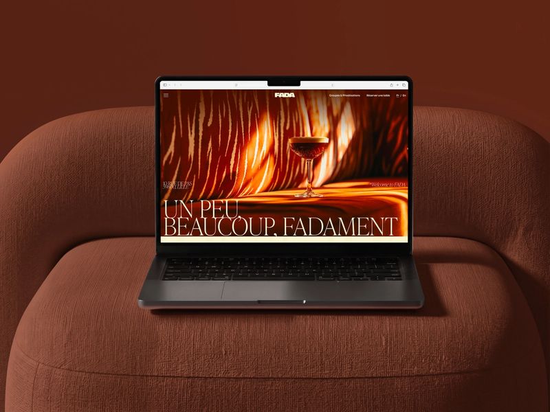 Mockup du site web du FADA affiché sur un ordinateur portable, présentant la page d’accueil du restaurant.
