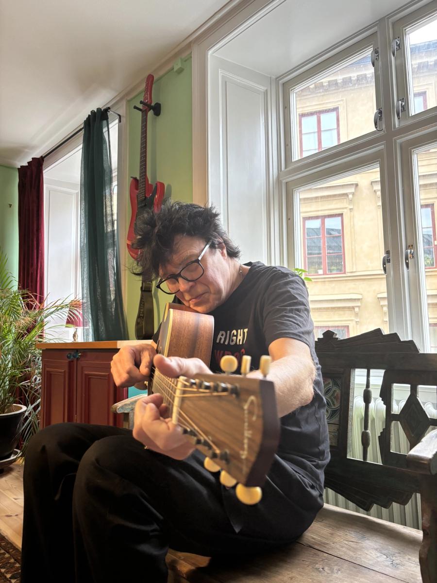 Johan Johansson playing his guitar