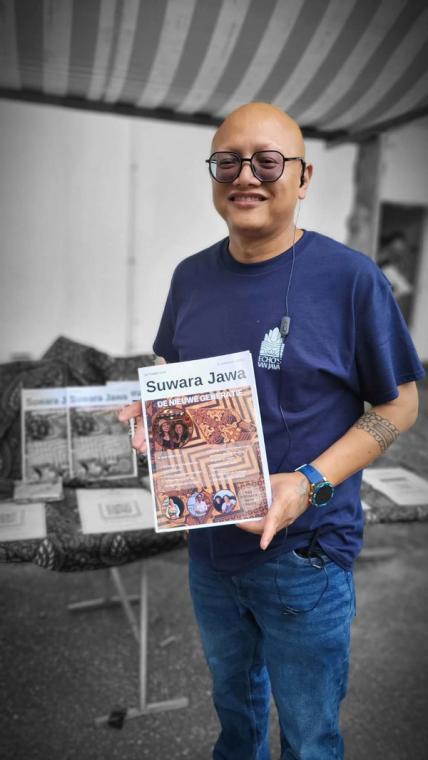 Man in een Echo's van Java-shirt met de eerste editie bij de verkooptafel