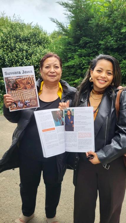 Twee vrouwen, een met het magazine opengeslagen bij een artikel