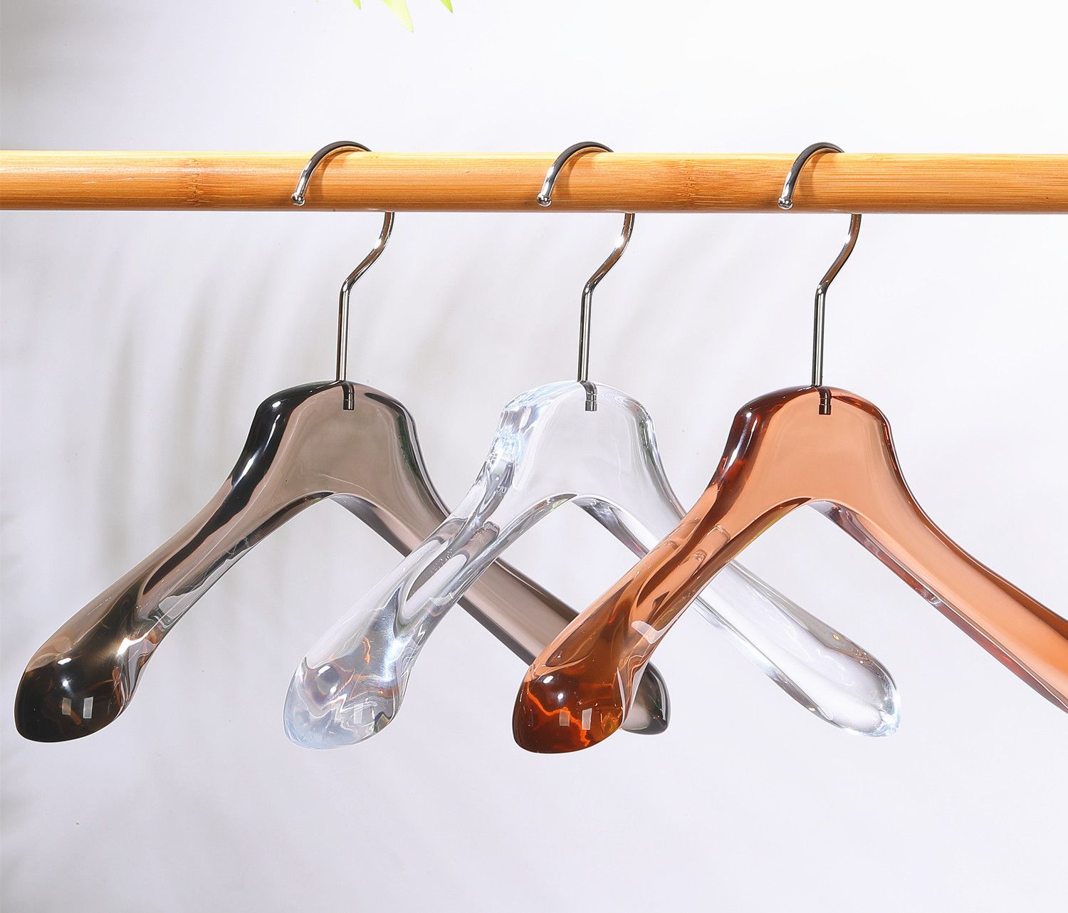 Strategic Hanger Procurement: A Buyer's Guide for Fashion Retailers