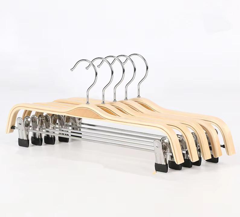 Holz-Hosenbügel mit abnehmbaren Klammern – Produktansicht 5