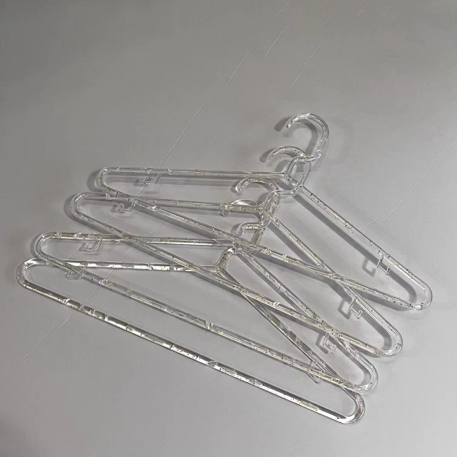 Rutschfester transparenter Kunststoff-Kleiderbügel mit Goldakzent – Produktansicht 4