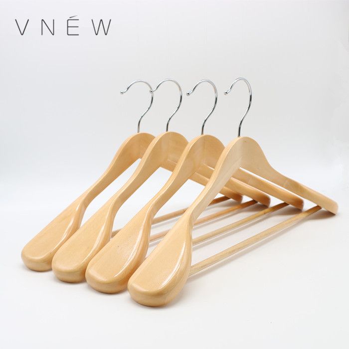 Cintres VNEW en bois aux teintes naturelles, avec épaules galbées et crochets métalliques, sur fond blanc