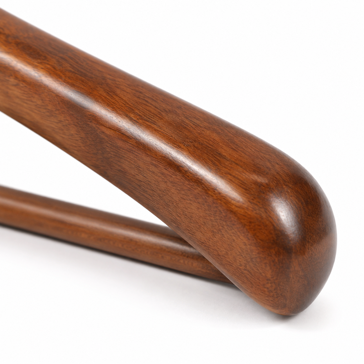 Holz-Kleiderbügel mit Rundstange und breiter Schulter – Produktansicht 4