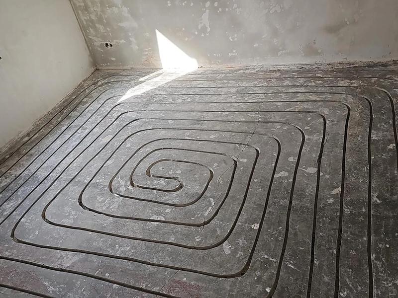Heizkreis-Spirale in den gefrästen Bestands-Estrich verlegt