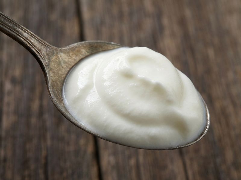 Dettaglio ravvicinato della consistenza dello yogurt.