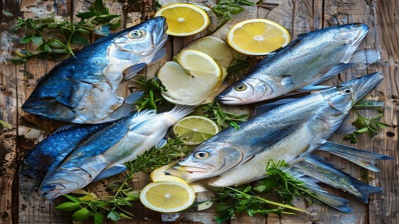 Confronto tra Pesce azzurro e pesce bianco con ingredienti freschi.