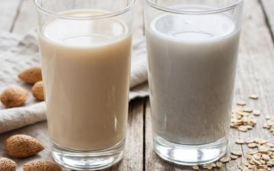 Almond Milk vs Oat Milk