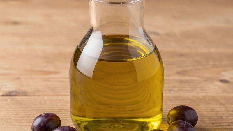 Rappresentazione visiva con ingredienti freschi relativi a Scegliere il miglior olio d'oliva per la salute. (Immagine generata con IA)