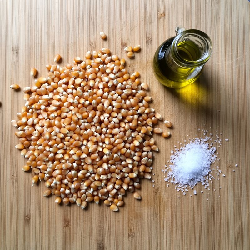Gli ingredienti semplici per popcorn fatti in casa: mais, olio e sale.
