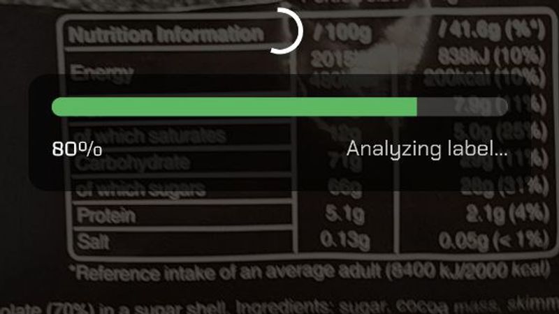 Luminatens app scanning protein food labels in a supermarket.