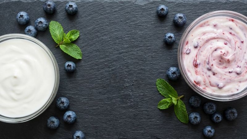 Rappresentazione visiva con ingredienti freschi relativi ad Activia e Yomo. - cover