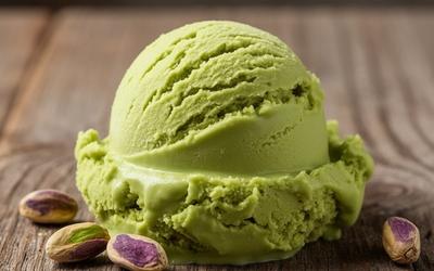 Artisan pistachio gelato vs light store version: IG & eco