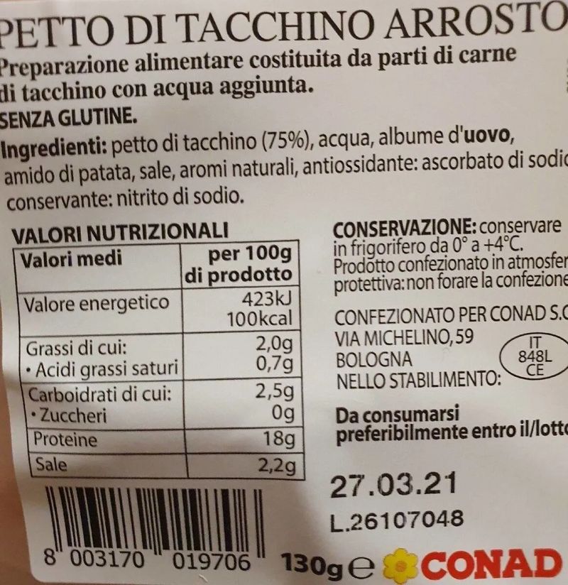 Etichetta petto di tacchino arrosto: 18g proteine, 2.2g sale, nitrito di sodio tra gli ingredienti.