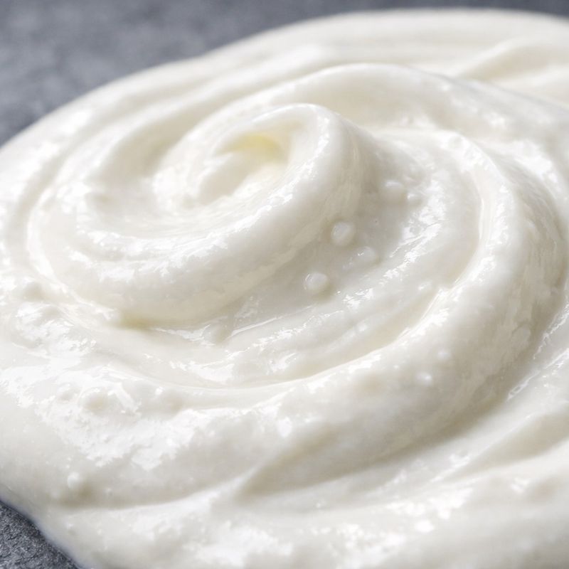 Dettaglio texture di Yogurt a Basso Contenuto di Lattosio e Yogurt Normale.