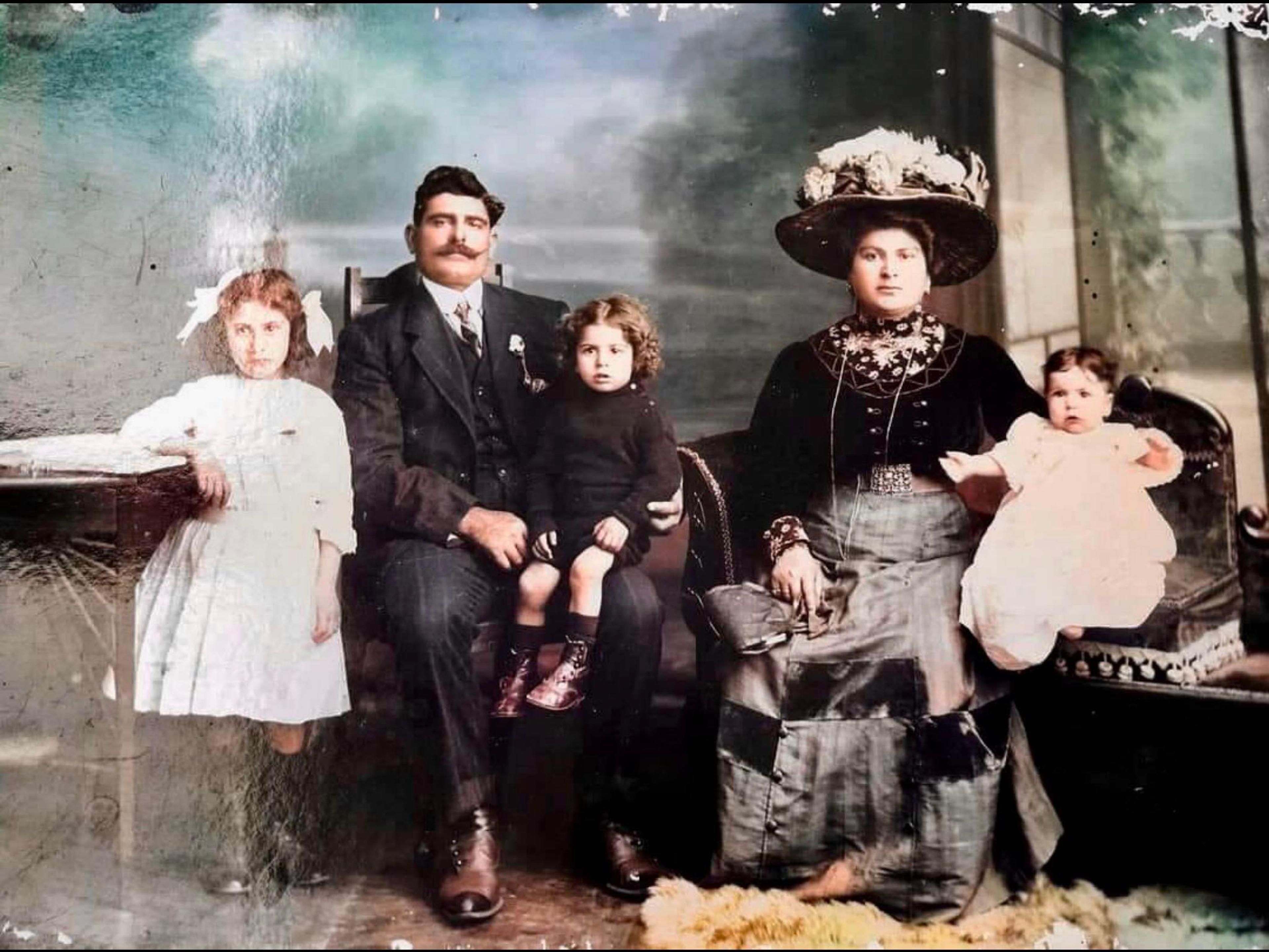 Fremantle 1912 Nonno Calogero Miragliotta,Nonna Nunziata with from left the only child born in Italy Angelina, on Nonno’s lap Salvatore. The baby is Francesco Miragliotta. .